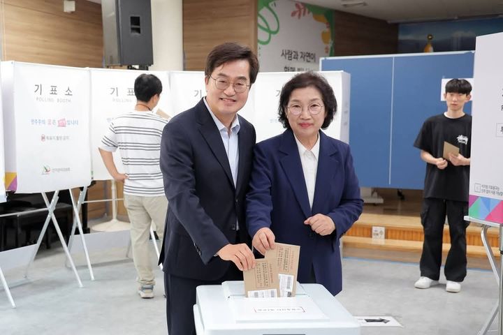 [수원=뉴시스] 김동연 경기도지사가 29일 부인 정우영 여사와 함께 수원시 영통구 광교1동 행정복지센터 4층에 마련된 투표소에서 투표를 하고 있다. (사진=김 지사 SNS) 2026.05.29. photo@newsis.com *재판매 및 DB 금지