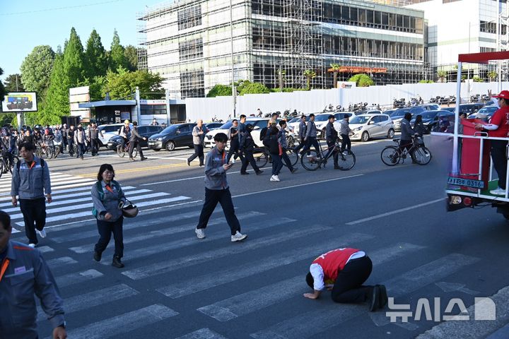 [거제=뉴시스] 신정철 기자= 경남 거제시장 선거 국민의힘 김선민 후보가 연일 ‘큰절 유세’로 시민들에게 절박한 마음을 전하고 있다. 사진은 지난 28일 삼성중공업과 한화오션 출퇴근길 현장을 찾아 조선소 노동자들을 향해 큰절을 올리며 인사하고 있는 모습.(사진=김선민후보선대위 제공),2026.05.29. photo@newsis.com *재판매 및 DB 금지