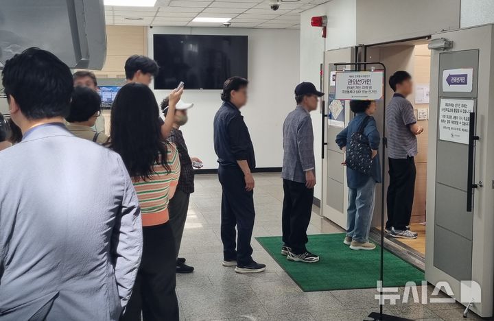 [의정부=뉴시스] 김도희 기자 = 제9회 전국동시지방선거 사전투표 첫날인 29일 오전 9시께 의정부시청 대강당에 마련된 투표장에 유권자들의 발길이 이어지고 있다. 2026.05.29 kdh@newsis.com 
