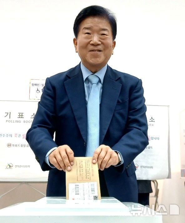 [대전=뉴시스] 조명휘 기자 = 박병석 전 국회의장이 6·3지방선거 사전투표 첫 날인 29일 오전 대전시청 1층에 마련된 사전투표소를 찾아 투표를 하고 있다. 2026.05.29. joemedia@newsis.com 
