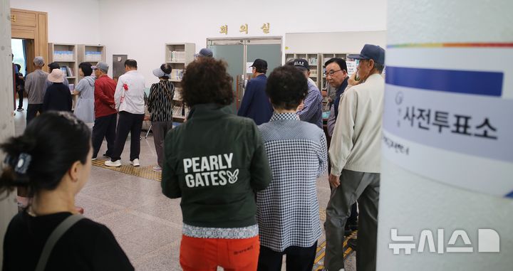 [보은=뉴시스] 서주영 기자 = 제9회 전국동시지방선거 사전투표 첫 날인 29일 오전 충북 보은군 보은읍행정복지센터에 마련된 사전투표소에서 유권자들이 투표하기 위해 순서를 기다리고 있다. 2026.05.29. juyeong@newsis.com