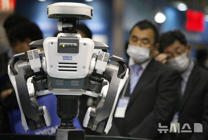[도쿄=AP/뉴시스] 미국과 중국이 주도권을 잡은 글로벌 인공지능(AI) 시장에서 기술 주권을 지키기 위해 일본의 대표 기업들이 뭉쳤다. 28일 요미우리 신문 등 현지 언론에 따르면 소프트뱅크가 주도해 설립한 AI 개발 신설법인 '일본 AI 기반모델 개발'에 도시바, 히타치제작소, KDDI종합연구소 등 약 15개 기업이 새롭게 지분 투자 의사를 밝혔다. 사진은 2009년 11월25일 일본 도쿄에서 열린 '2009 국제로봇전'에서 가와다공업이 새로 개발한 산업용 로봇 '넥스트 에이지'가 물건을 분류하는 동작을 시연하고 있는 모습. 2026.05.29.