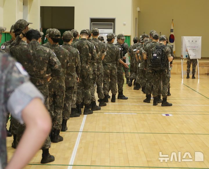 [청주=뉴시스] 서주영 기자 = 제9회 전국동시지방선거 사전투표 첫 날인 29일 충북 청주시 오근장동복지거점센터에 설치된 사전투표소를 찾은 장병들이 투표하고 있다. 2026.05.29. juyeong@newsis.com