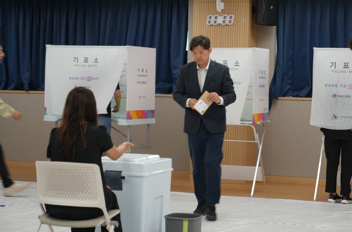 [화성=뉴시스] 전성균 개혁신당 경기 화성시장 후보가 29일 동탄9동 행정복지센터에 마련된 사전투표소에서 자신이 투표한 용지를 투표함에 넣기 위해 이동하고 있다. (사진=전성균 후보 선거사무소 제공) 2026.05.29. photo@newsis.com *재판매 및 DB 금지