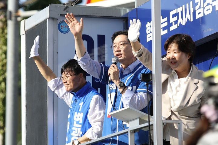 [거제=뉴시스] 신정철 기자= 6·3전국동시지방선거 김경수 더불어민주당 경남도지사 후보와 변광용 거제시장 후보가 지난 28일 오후 5시 장평오거리 집중유세를 시작으로 오후 6시 한화오션 서문 앞에서 합동유세를 가지며, 조선업 호황 성과의 지역경제 선순환과 거제발전 대형 국책사업 조기 완수를 약속했다.(사진=변광용후보선대위 제공).2026.05.29. photo@newsis.com *재판매 및 DB 금지