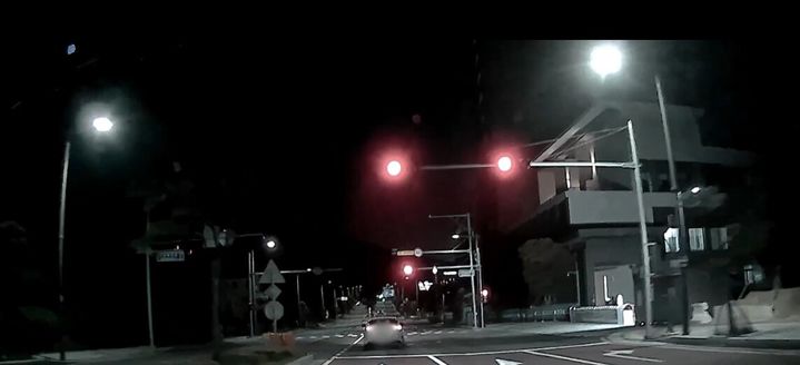 [부산=뉴시스] 지난 13일 오후 부산 기장군 일대에서 음주운전으로 의심되는 차량이 신호를 위반하며 주행하고 있다. 해당 차량은 시민의 신고·추적과 경찰의 출동으로 검거됐으며, 운전자의 혈중알코올농도는 면허취소 수준으로 확인됐다. (사진=부산경찰청 제공) 2026.05.29 photo@newsis.com *재판매 및 DB 금지