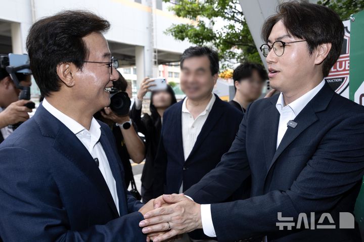  [부산=뉴시스] 하경민 기자 = 전재수(왼쪽) 더불어민주당 부산시장 후보와 하정우 북구갑 보궐선거 후보가 29일 부산 북구 덕천2동행정복지센터에 마련된 사전투표소 앞에서 만나 인사하고 있다. (공동취재) 2026.05.29. yulnetphoto@newsis.com