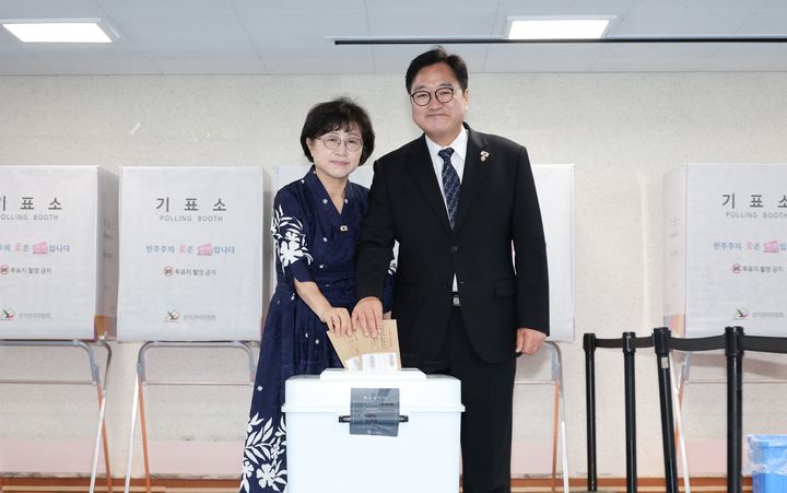 [서울=뉴시스] 우원식 국회의장은 29일 오전 의장 공관 인근 용산구 한남동 주민센터에서 사전투표를 마쳤다. (사진 = 우원식 의장 페이스북) 2026.05.29 *재판매 및 DB 금지
