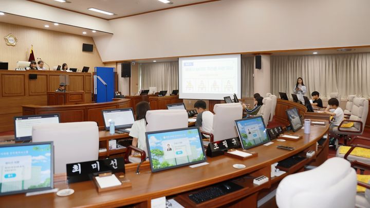 [통영=뉴시스] 신정철 기자= 경남 통영시의회(의장 배도수)는 지난 28일 관내 학생들의 지방의회 체험 활동인 통영시의회 어린이·청소년의회교실을 개최했다.사진은 통영시종합사회복지관 ‘놀이기획단’ 소속 학생 10여 명의 모의 의회 모습.(사진=통영시의회 제공).2026.05.29. photo@newsis.com *재판매 및 DB 금지