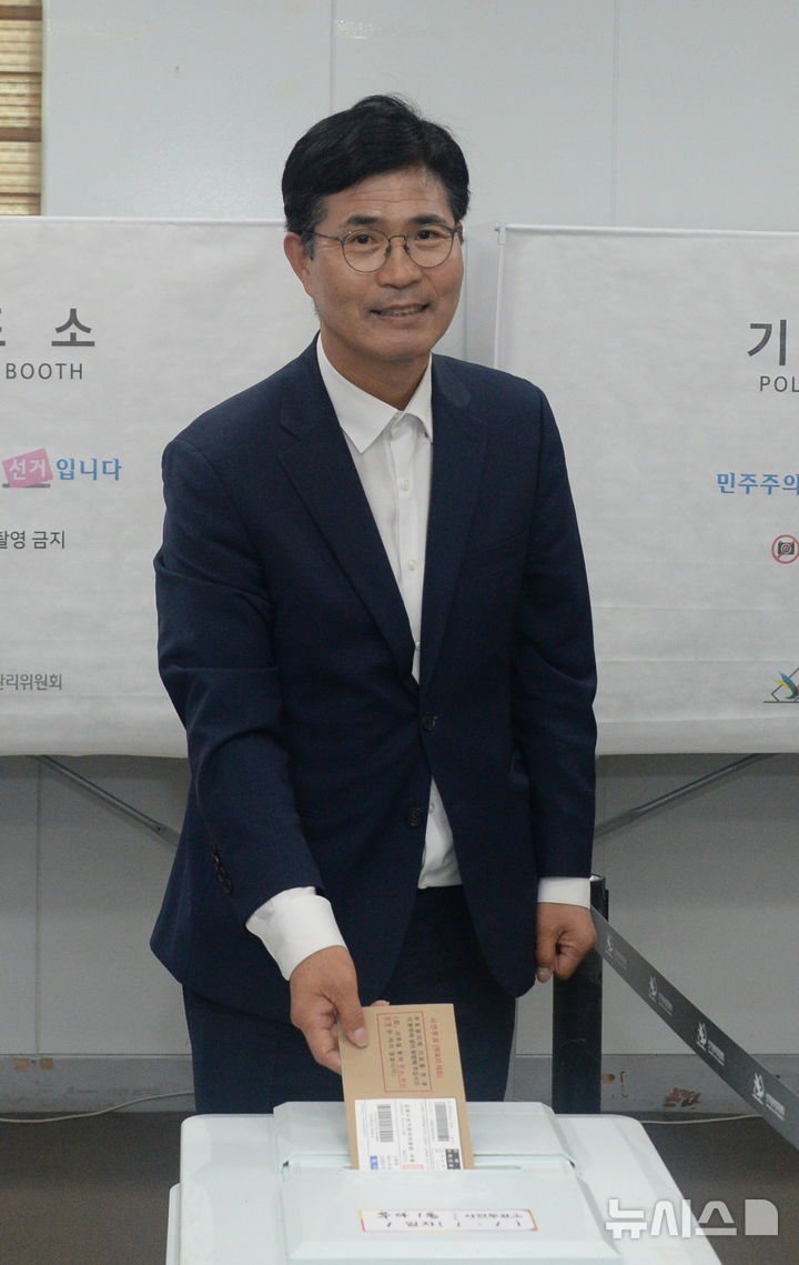 [전주=뉴시스] 김얼 기자 = 더불어민주당 이원택 전북특별자치도지사 후보가 29일 전북 전주시 우아1동사무소에 마련된 사전투표소를 방문해 투표를 하고 있다. 2026.05.29. pmkeul@newsis.com