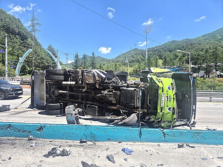 [태백=뉴시스] 음식물쓰레기 수거차량 전도 모습. (사진=독자 제공) 2026.05.29. photo@newsis.com *재판매 및 DB 금지