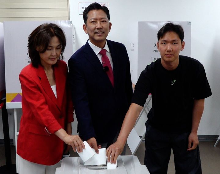 [구미=뉴시스] 김장호 경북 구미시장 후보가 29일 송정동행정복지센터 투표소에서 부인 서정진씨와 아들과 사전 투표를 하고 있다. (사진=독자 제공) 2026.05.29 photo@newsis.com *재판매 및 DB 금지