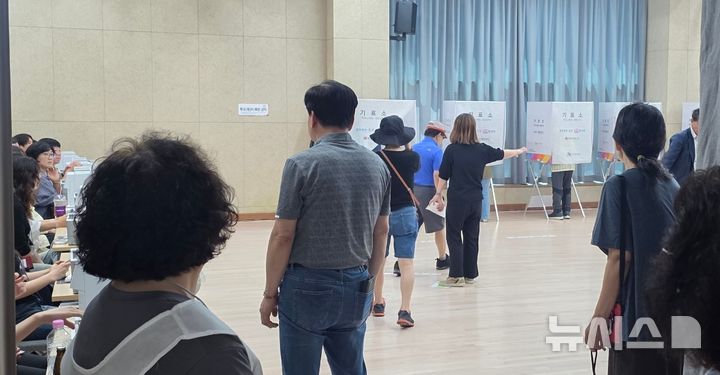 [의정부=뉴시스]송주현 기자 = 29일 오전 11시30분께 경기 의정부시 신곡1동 사전투표소에도 유권자들이 신분증 등을 확인받고 투표에 참여하고 있다. 2026.05.29 atia@newsis.com 