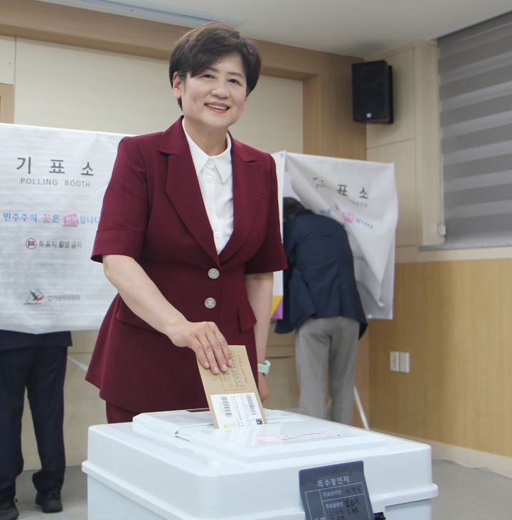 [대구=뉴시스] 박준 기자 = 강은희 대구시교육감 후보가 제9회 전국동시지방선거 사전투표 첫날인 29일 오전 대구시 서구 원대동 행정복지센터에 마련된 사전투표소에서 투표를 하고 있다. 2026.05.29.(사진=강은희 대구교육감 후보 선거캠프 제공) photo@newsis.com *재판매 및 DB 금지