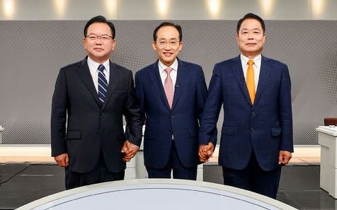 [대구=뉴시스]김부겸(왼쪽부터) 더불어민주당 후보, 추경호 국민의힘 후보, 이수찬 개혁신당 후보가 26일 오후 대구 수성구 대구MBC에서 열린 제9회 전국동시지방선거 대구시장 후보자 토론회 시작에 앞서 기념촬영을 하고 있는 모습이다. 뉴시스DB. 2026.05.28 photo@newsis.com *재판매 및 DB 금지