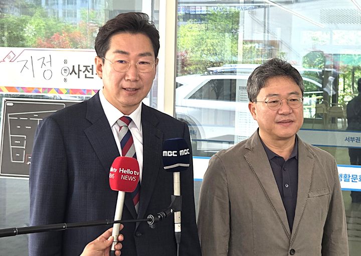 [원주=뉴시스] 이덕화 기자 = 국민의힘 원강수 원주시장 후보가 29일 지정면 사전투표소에서 투표를 마친 뒤 기자들과의 인터뷰에서 "원주의 미래와 시정 연속성을 위해 지난 4년간 추진해 온 사업들이 중단되지 않도록 시민들이 현명한 선택을 해달라"고 호소하고 있다. 2026.05.29. wonder8768@newsis.com *재판매 및 DB 금지