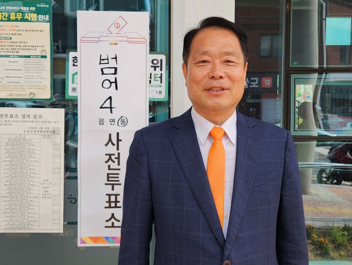 [대구=뉴시스]이수찬 개혁신당 대구시장 후보가 29일 오전 대구 수성구 범어4동 행정복지센터에 마련된 사전투표소에서 투표를 마치고 기념촬영을 하고 있다(사진=이수찬 캠프 제공) 2026.05.29 photo@newsis.com *재판매 및 DB 금지