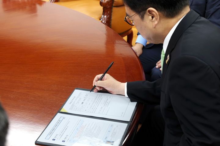 우원식 국회의장이 29일 송두환 전 헌법재판관에 대한 '이태원참사 특별조사위원 추천 건'을 결재하고 있다. (사진=우원식 국회의장 페이스북 캡처) *재판매 및 DB 금지