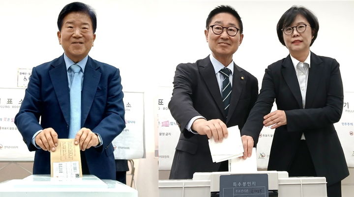 [대전=뉴시스] 조명휘 기자 = 박병석 전 국회의장과 더불어민주당 박범계(대전 서구을) 국회의원이 6·3지방선거 사전투표 첫 날인 29일 대전시청 1층에 마련된 사전투표소를 찾아 투표를 하고 있다. 2026.05.29. joemedia@newsis.com *재판매 및 DB 금지