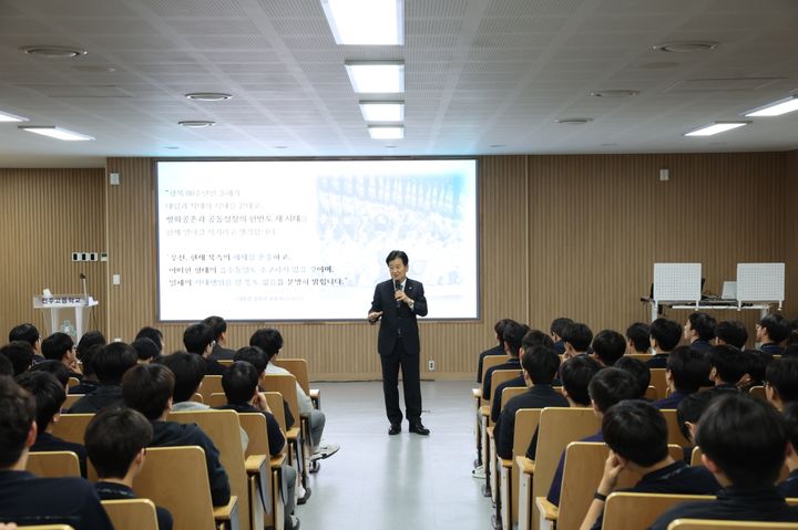 정동영 통일부 장관이 14회 평화통일교육주간을 맞아 29일 모교인 전주고등학교를 방문해 일일 평화통일교사로 특강하고 있다. (사진=통일부 제공) 2026.05.29. *재판매 및 DB 금지