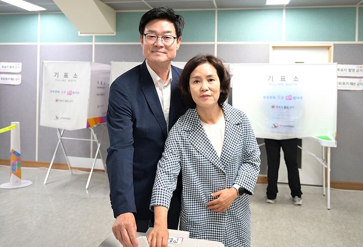 [원주=뉴시스] 더불어민주당 구자열 원주시장 후보가 29일 명륜동 사전투표소에서 투표를 하고 있다.  (사진=구자열 후보 캠프 제공) 2026.05.29. photo@newsis.com  *재판매 및 DB 금지