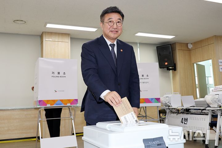 [서울=뉴시스] 윤호중 행정안전부 장관이 29일 오전 세종시 조치원읍 행정복지센터에 마련된 제9회 전국동시지방선거 투표소에서 사전투표에 참여하고 있다. (사진=행정안전부 제공) 2026.5.29 newsis.com