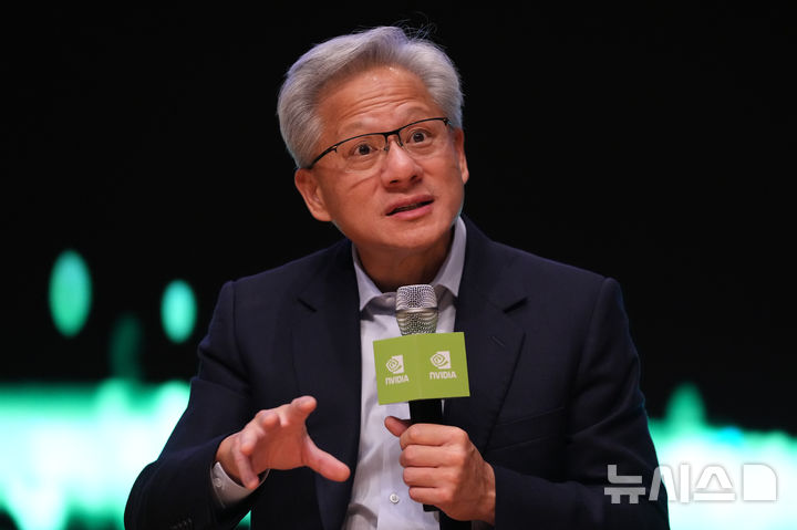 [경주=AP/뉴시스] 젠슨 황 엔비디아 최고경영자(CEO)의 다음주 방한이 알려지면서 국내 주요 기업과의 인공지능(AI) 협력 구도에 관심이 쏠린다. 29일 재계와 외신에 따르면 황 CEO는 내달 1~4일 대만 타이베이에서 열리는 'GTC 타이베이 2026' 일정을 마친 직후인 5일 서울에서 최태원 SK그룹 회장, 정의선 현대차그룹 회장, 구광모 LG그룹 회장, 이해진 네이버 창업자(의장) 등과 만날 예정이다. 사진은 황 CEO가 2025년 10월 31일 경북 경주에서 열린 아시아태평양경제협력체(APEC) CEO 서밋 기자회견에서 발언하고 있는 모습. 2026.05.29.