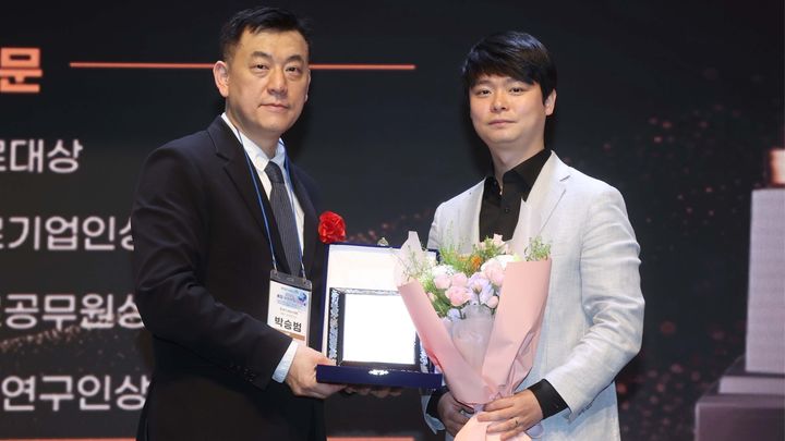 [서울=뉴시스] 박찬암 스틸리언 대표가 국내 IT서비스 산업 발전에 기여한 공로를 인정받아 한국IT서비스학회가 수여하는 ‘IT서비스 공로기업인상’을 받았다. 2026.05.29. (사진=스틸리언 제공) *재판매 및 DB 금지