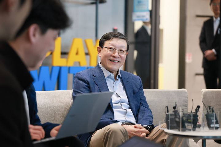 [서울=뉴시스] 허태수 GS그룹 회장(AI혁신위원회 위원장)이 지난 4월 10일 서울 강남구 역삼동 GS타워에서 열린 AI 혁신위원회 3차 회의에서 발언하고 있다. (사진=GS그룹 제공) photo@newsis.com *재판매 및 DB 금지