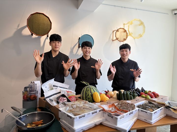 [서울=뉴시스] 권민지 기자 = NS홈쇼핑 콘텐츠 '아들 셋이 만들어 드리는 만찬(아만찬)'의 김시연, 신인호, 이재범 셰프가 'Yes, NS! 상생식당'에 사용된 협력사 제품을 소개하고 있다. 2026.05.29. ming@newsis.com *재판매 및 DB 금지