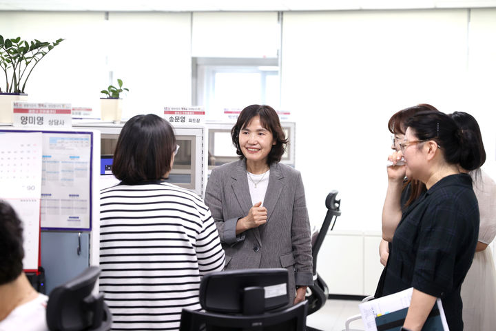 [광명=뉴시스] 최혜민 경기 광명시장 권한대행이 29일 광명시 민원콜센터를 찾아 상담사들과 이야기를 나누고 있다. (사진=광명시 제공) 2026.05.29. photo@newsis.com *재판매 및 DB 금지