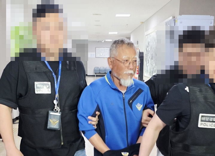 [태안=뉴시스] 지난 28일 출입국관리법 위반 혐의를 받는 중국 반체제인사 둥광핑이 영장 실질 심사를 받기 위해 서산지방법원 법정에 들어가고 있다. (사진=태안신문 제공) 2026.05.29. photo@newsis.com&nbsp; *재판매 및 DB 금지