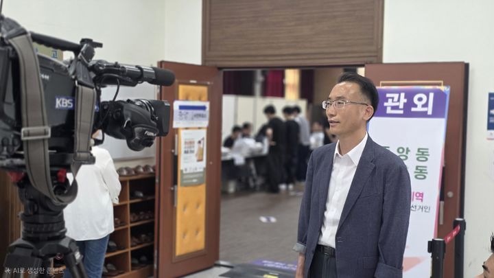 [창원=뉴시스] 강경국 기자 = 개혁신당 강명상 경남 창원시장 후보가 제9회 전국동시지방선거 사전투표 첫날인 29일 오전 성산구 중앙동 행정복지센터를 찾아 사전투표를 하고 있다. (사진=강명상 선대위 제공). 2026.05.29. photo@newsis.com *재판매 및 DB 금지