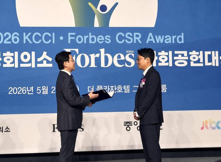 [서울=뉴시스] 권용성 김정문알로에 사장이 최연매 김정문알로에 회장을 대신해 시상식에 참석해 ESG경영대상 트로피를 수상하고 있다. (사진=김정문알로에 제공) 2026.05.29. photo@newsis.com *재판매 및 DB 금지