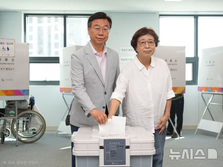 [성남=뉴시스] 신상진 국민의힘 성남시장 후보가 사전투표 첫날 배우자 김미숙 여사와 함께 신흥2동에 위치한 투표소를 찾아 한 표를 행사했다 (사진=신상진 후보 선거사무실 제공) 2026.05.29.photo@newsis.com