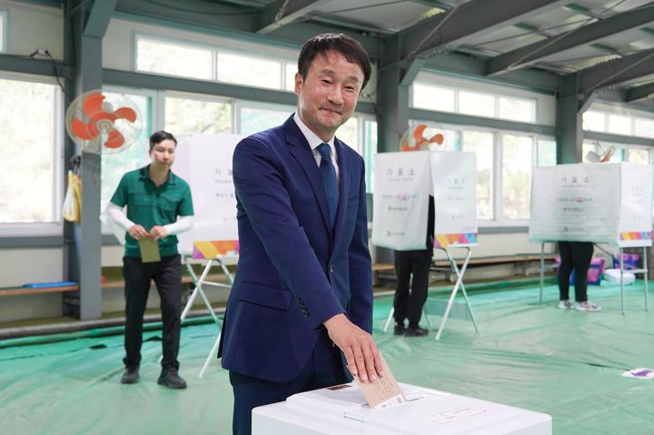 [서울=뉴시스] 한병도 더불어민주당 공동상임선대위원장이 29일 전북 남원시 도통동 사전투표소에 방문해 사전투표에 참여하고 있다(사진=한 위원장 페이스북 캡처)2026.05.29 photo@newsi.com *재판매 및 DB 금지