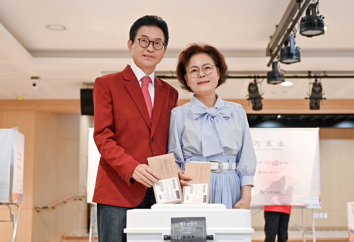 [안동=뉴시스] 29일 경북여성가족플라자에서 부인 김재덕 여사와 사전 투표를 하고 있는 이철우 후보. (사진=이철우 후보측 제공) 2026.05.29 photo@newsis.com *재판매 및 DB 금지