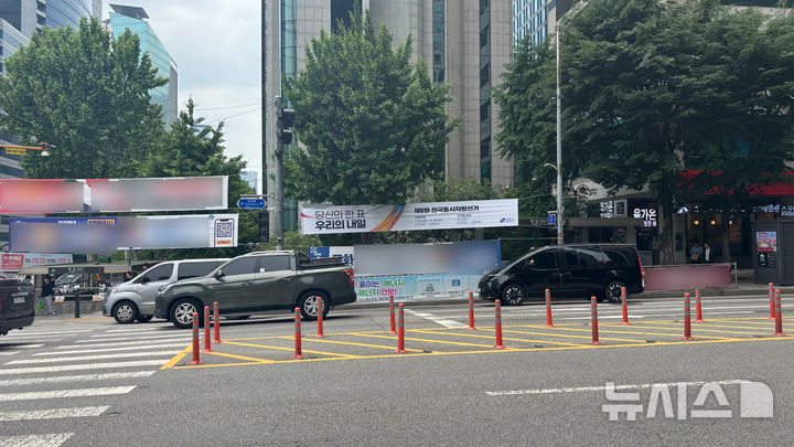 [서울=뉴시스]황민 인턴기자=6·3 지방선거 사전투표가 29일 전국적으로 시작되며 선거 열기도 막바지로 치닫고 있지만 투표가 본격화할수록 교차로와 횡단보도를 점령한 유세 차량의 확성기 소음, 거리를 뒤덮은 현수막, 끊임없이 쏟아지는 선거 문자까지 겹치며 시민 불편도 커지는 모습이다. 사진은 29일 서울 강남구 일대에 게시된 지방선거 현수막 모습. 2026.05.29. photo@newsis.com