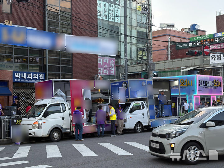 [서울=뉴시스]신유림 기자=6·3 지방선거 사전투표가 29일 전국적으로 시작되며 선거 열기도 막바지로 치닫고 있지만 투표가 본격화할수록 교차로와 횡단보도를 점령한 유세 차량의 확성기 소음, 거리를 뒤덮은 현수막, 끊임없이 쏟아지는 선거 문자까지 겹치며 시민 불편도 커지는 모습이다. 사진은 29일 서울 강북구 일대에 지방선거 유세 차량 모습. 2026.05.29. spicy@newsis.com