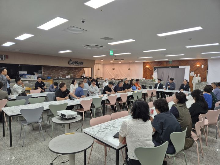[무안=뉴시스] 12·29 여객기 참사를 수사 중인 경찰청 12·29여객기 참사 특별수사단(특수단)이 12·29 무안공항 제주항공 여객기 참사 유가족협의회와 간담회를 갖고 있다. (사진=유가족협의회 제공) 2026.05.29. photo@newsis.com *재판매 및 DB 금지