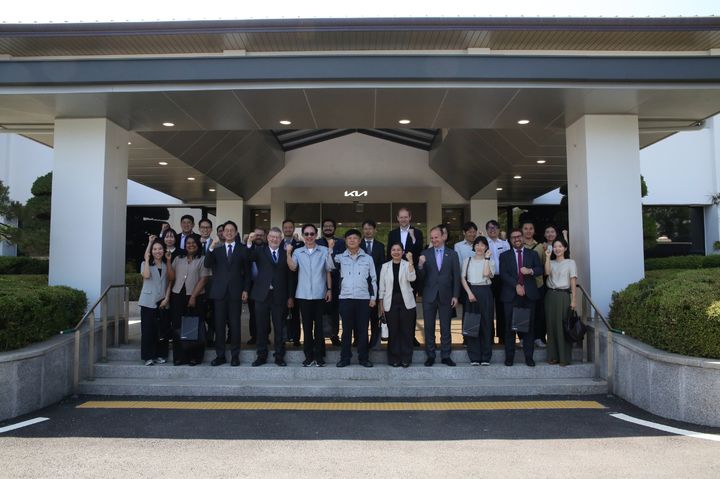 [서울=뉴시스]외교부는 29일 주한외교단을 초청해 기아 오토랜드 화성과 국가산업단지 스틸랜드를 방문하고 재생에너지 중심 에너지 대전환 산업 현장을 소개했다고 밝혔다.  *재판매 및 DB 금지