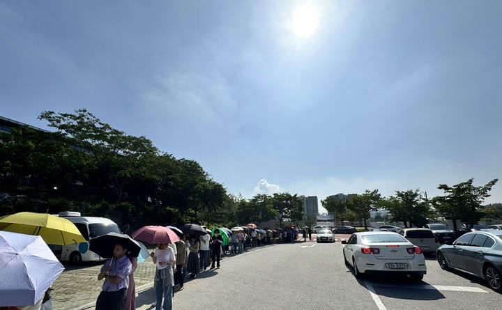 [광주=뉴시스] 29일 오후 광주시교육청 교육연수원에서 교직원들이 결핵검진을 받기 위해 야외에서 길게 줄지어 서있다. (사진=전교조 광주지부 제공) photo@newsis.com *재판매 및 DB 금지