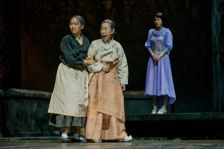 국립극단 '반야 아재'에 출연 중인 정경순(왼쪽), 손숙. (사진=국립극단 제공) *재판매 및 DB 금지