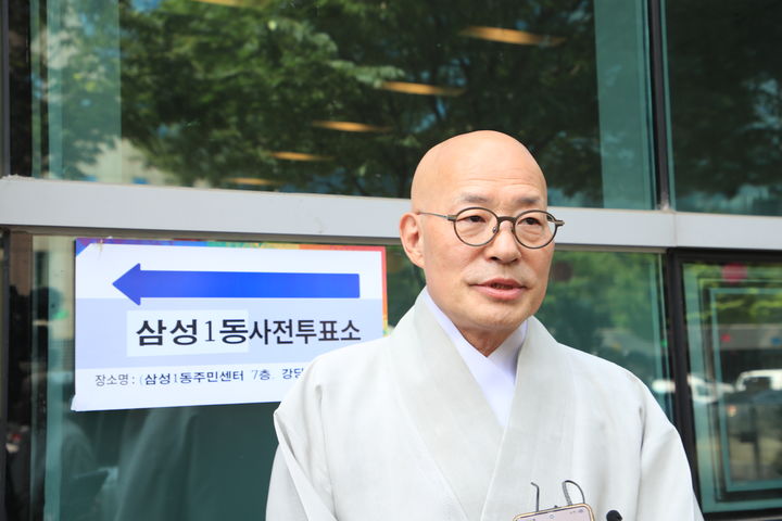 [서울=뉴시스] 29일 6·3 지방선거 및 국회의원 재보궐선거 사전투표를 마친 후 기자들과 인터뷰를 하는 대한불교조계종 총무원장 진우스님.(사진= 대한불교조계종 제공) 2026.05.29 ,photo@newsis.com *재판매 및 DB 금지