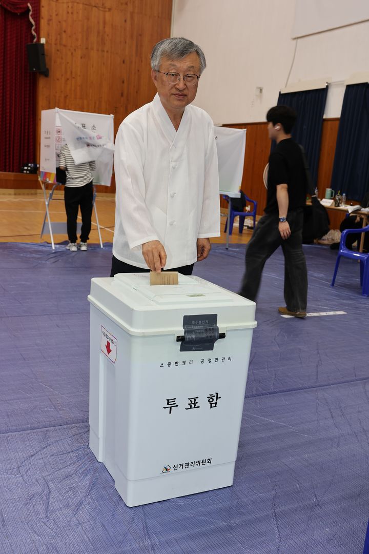 [서울=뉴시스] 나상호 원불교 교정원장이 29일 오후 전북 익산 북일초등학교에 마련된 사전투표소를 찾아 6·3 지방선거 및 국회의원 재·보궐선거 사전투표를 행사했다. (사진=원불교 제공) 2026.06.29. photo@newsis.com *재판매 및 DB 금지