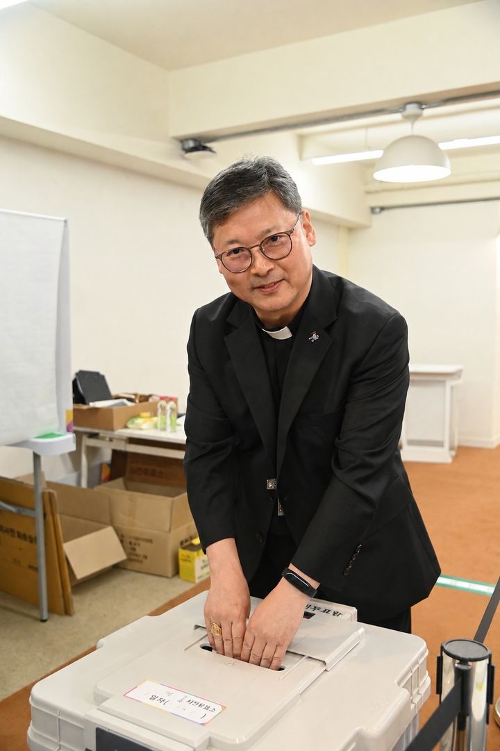 [서울=뉴시스] 천주교 서울대교구장 정순택 대주교가 29일 오후 서울 중구 명동주민센터에 마련된 사전투표소에서 투표하고 있다. (사진=천주교 서울대교구장 제공) 202605.29. photo@newsis.com *재판매 및 DB 금지