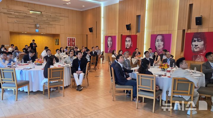 [베이징=뉴시스] 박정규 특파원 = 29일 오후 베이징 주중국대사관저에서 열린 한·중 청년 기업가 관저 포럼에서 참석자들이 발표자들의 발언을 듣고 있다. 2026.05.29 pjk76@newsis.com