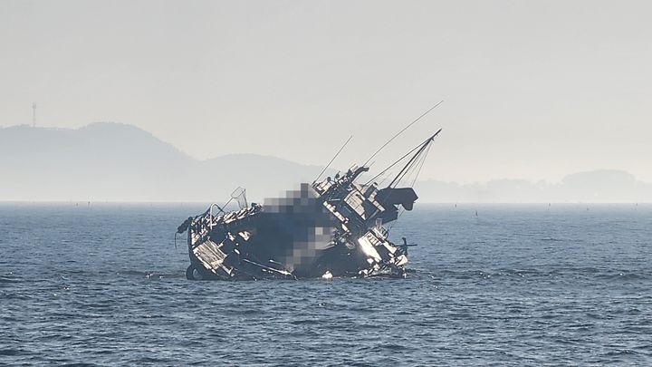 [보령=뉴시스] 29일 오후 5시23분께 충남 보령시 오천면 원산도 인근 바다에서 22명이 탄 9.77t급 낚시어선이 암초에 부딪혀 기울어진 채로 물에 떠 있다. (사진=보령해양경찰서 제공) 2026.05.29. photo@newsis.com *재판매 및 DB 금지