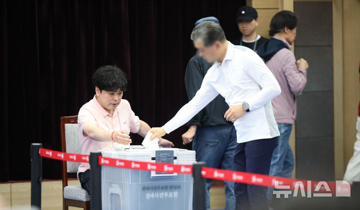 [제주=뉴시스] 우장호 기자 = 제9회 전국동시지방선거 사전투표 첫날인 29일 오전 제주시 연동 제주특별자치도의회 대회의실에 마련된 사전투표소에 유권자들의 발걸음이 이어지고 있다. 2026.05.29. woo1223@newsis.com