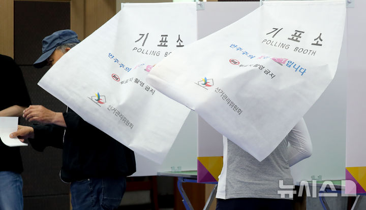 [제주=뉴시스] 우장호 기자 = 제9회 전국동시지방선거 사전투표 첫날인 29일 오전 제주시 연동 제주특별자치도의회 대회의실에 마련된 사전투표소에 유권자들의 발걸음이 이어지고 있다. 2026.05.29. woo1223@newsis.com